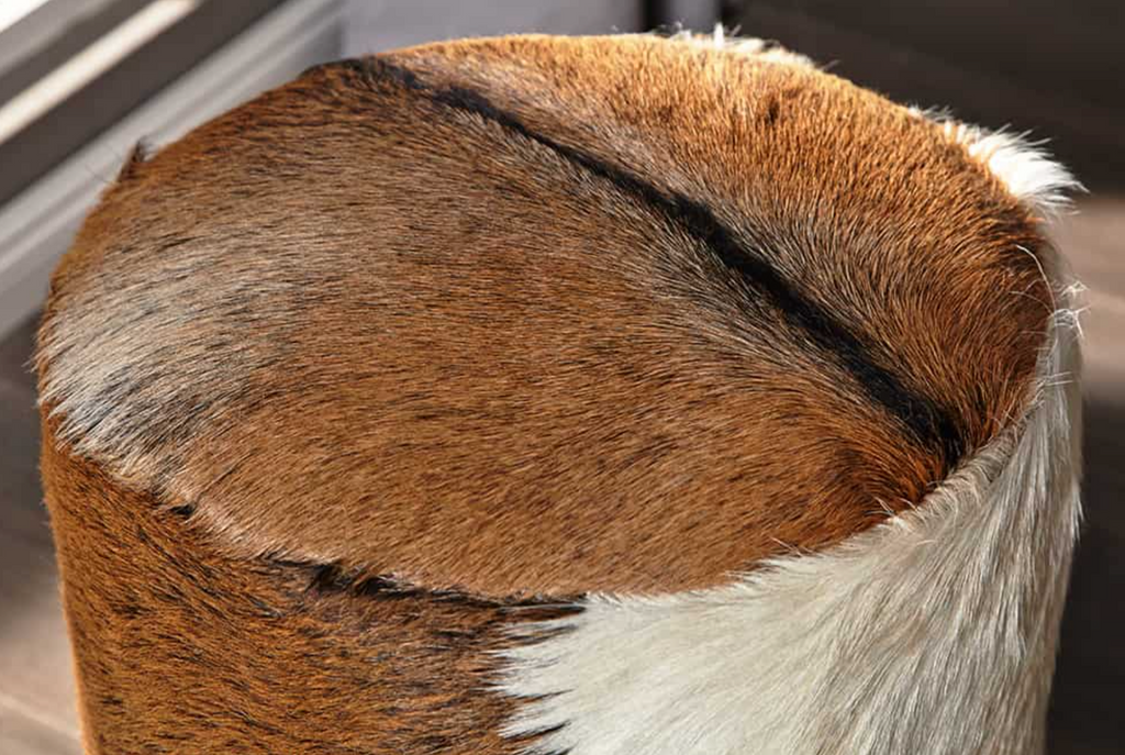 Design Sitzhocker HIDE 45cm braun weiß mit Ziegenfell und Teakholz